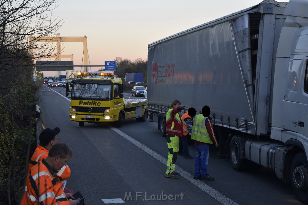 VU LKW A 4 Rich Aachen hinter Rodenkirchener Bruecke P25.JPG - Miklos Laubert